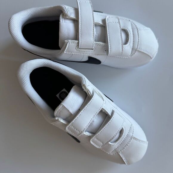 NEW Nike Boys Cortez Black White Easy On No Tie Size 2Y - Picture 2 of 5